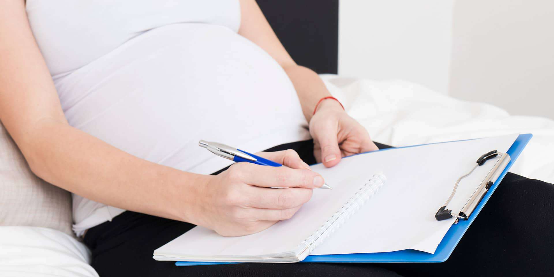 Беременная женщина писает