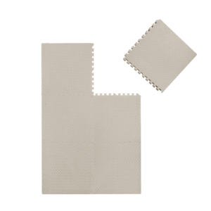 משטח פעילות פאזל לתינוק בצבע בז' של הריונית, מורכב במלואו, מעניק מרחב בטוח ומעוצב לזחילה ומשחק.